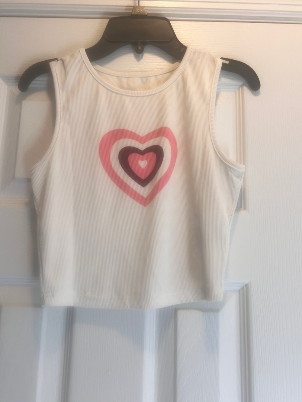 Cropped White Tank Top with Pink Heart Graphic